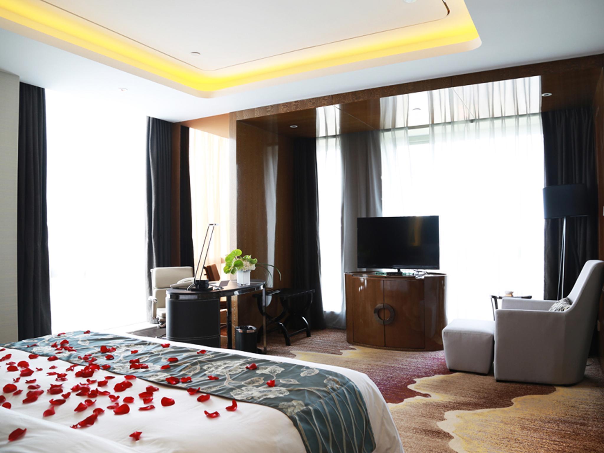 Ramada Plaza Liuzhou Liudong Hotel Exterior photo